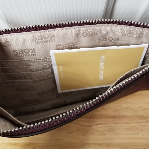 SOLD! Michael Kors wristlet - Plum - Picture 2 of 4
